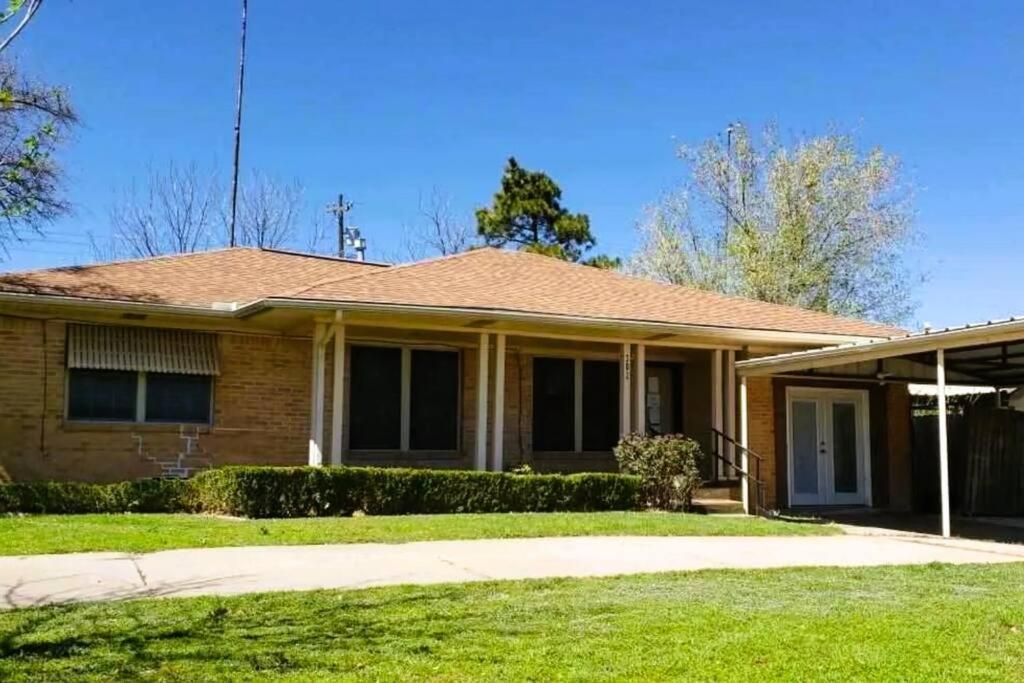 Spacious Lawton Escape With Game Room Near Fort Sill Sleeps 6 Buitenkant foto